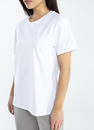Базова біла футболка