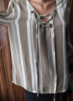 Стильная прямая блуза в полоску со шнуровкой на груди6 фото