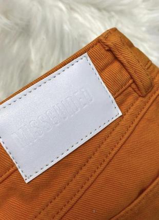Новые яркие неоновые оранжевые джинсы прямые с потертостями на коленях мом7 фото