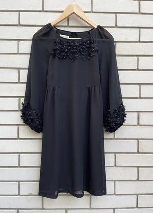 Чорна шифонова сукня, туніка під пояс, з квітковою аплікацією на грудях monsoon