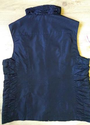 Комфортный чёрный жилет на молнии с драпировкой женская деми жилетка5 фото