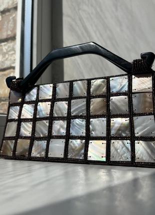 Неординарная винтажная сумочка клатч украшена натуральным перламутром и бисером с пластмассовыми ручками