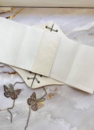Женский широкий эластичный пояс - корсет белый с цепочкой металлической с бабочками7 фото