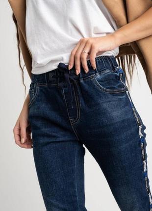 Женские стрейчевые джинсы с резинкой на поясе4 фото