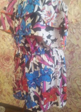Платье-комбинезон с цветочным принтом и рюшами