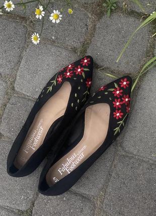 Туфлі з гострим носиком в квіточках