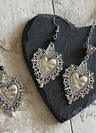 Великолепный набор украшений кулон и серьги сердце вампира в ажурном обрамлении3 фото