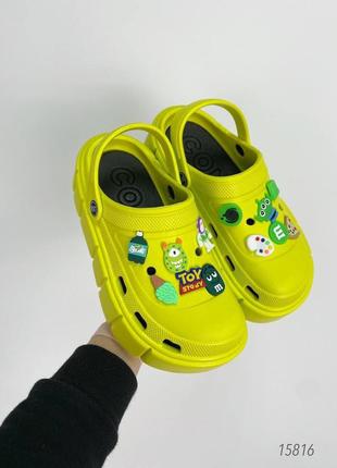 Кроксы с наклейками в комплекте