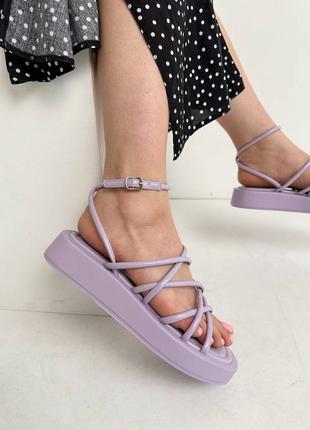 Босоніжки сандалі на високій підошві платформі римлянки фіолетові