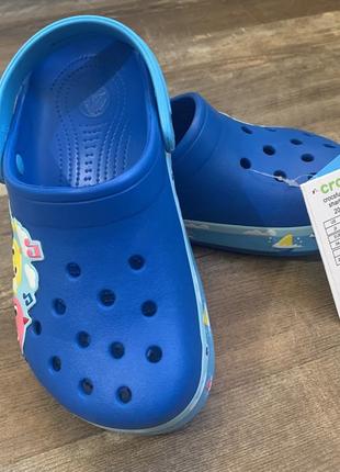 Крокси kids' crocs fun lab baby shark band clog j32 фото