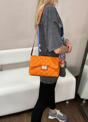 Оранжевая сумка + длинный регулируемый текстильный ремешок.