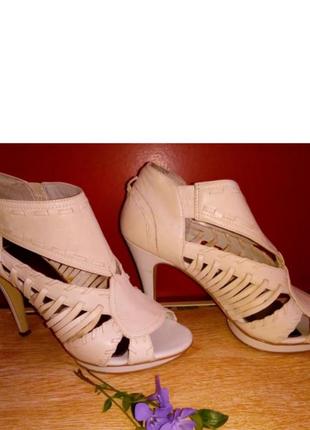 Симпатичные босоножки