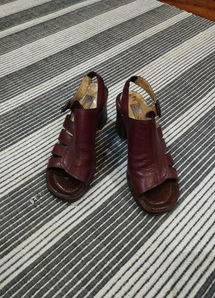 Супер босоножки, кожа, очень мягкие.