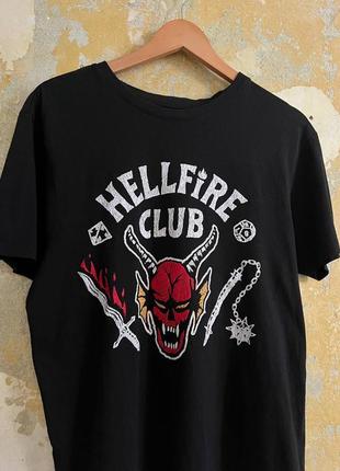 Черная футболка мерч stranger things hellfire club выпуклый принт с дьяволом странные чудеса3 фото