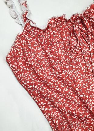 Красное мини платье облегающее на бретельках в цветочки3 фото