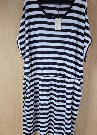 Трикотажное платье очень большое.