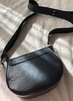 Чудова шкіряна сумочка сумка кожаная черная маленькая vera pelle кроссбоди5 фото
