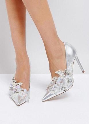 Стильные серебристые туфли лодочки