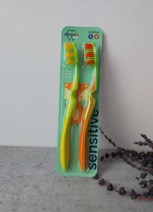 Дитяча зубна паста і набір з двох щіток. німеччина3 фото