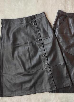 Черная кожаная юбка миди с пуговицами спереди сбоку с кнопками длинная юбка эко кожзам трапеция5 фото
