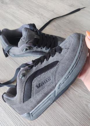 Серые кроссовки vans