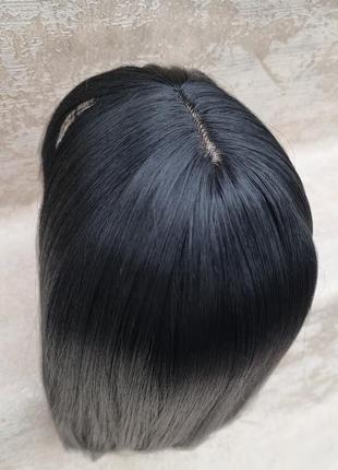 Термоперука чорна з чубчиком перука з чорним рівним волоссям середньої довжини5 фото