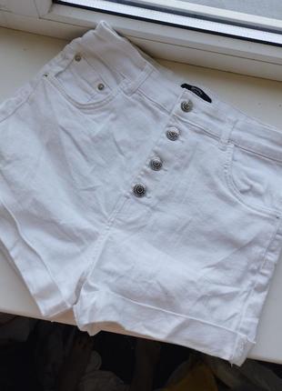 Белые джинсовые шорты с высокой посадкой мом