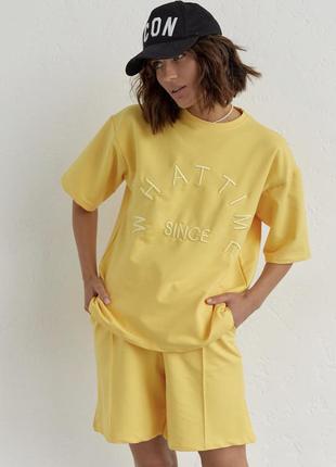 Трикотажный женский костюм с шортами и футболкой с вышивкой3 фото