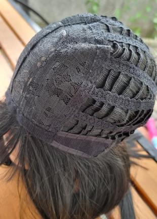 Термоперука чорна з чубчиком перука з чорним рівним волоссям середньої довжини7 фото