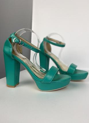 Женские летние красивые зеленые босоножки на высоком каблуке и ремешке4 фото