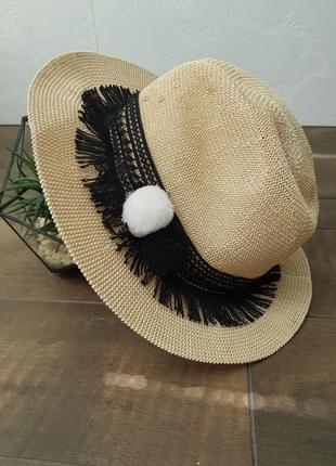 Стильная соломенная шляпа с кисточками