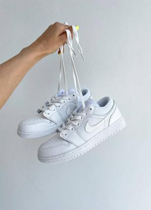 Женские кожаные кроссовки nike air jordan 1 retro low найк джорданы низкие