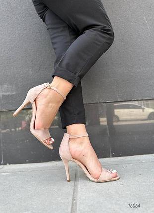 Бежевые замшевые босоножки на высокой шпильке с ремешком закрытой пятой беж