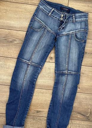 Женские джинсы напоминают трендовые с имитацией трусиков2 фото