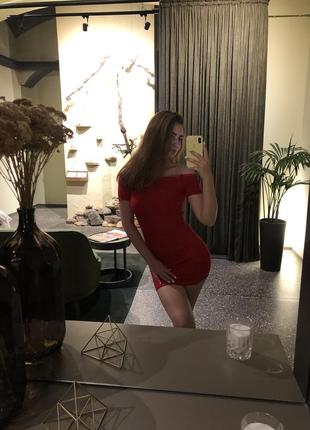 Красное короткое платье