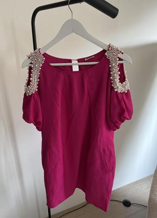 Малинова сукня з декором перлинами