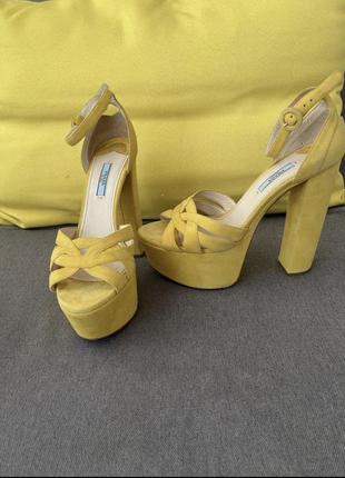 Яркие босоножки prada
