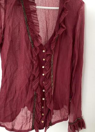 Нежная блуза в винном цвете с декоративными элементами