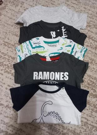 Набор футболок на малышке