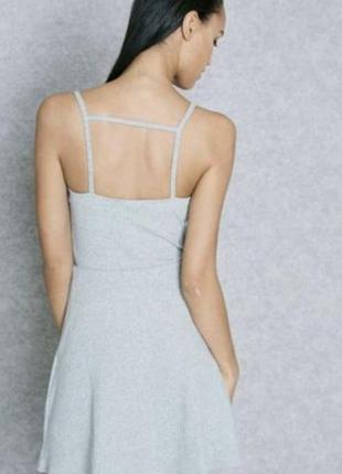 Трикотажне плаття в рубчик на бретелях з вирізом халтер і смужками на спині3 фото