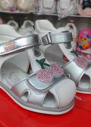 Босоножки сандалии для девочки закрытые белые серебро вишенка