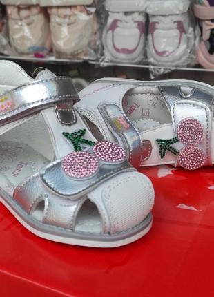 Босоножки сандалии для девочки закрытые белые серебро вишенка4 фото
