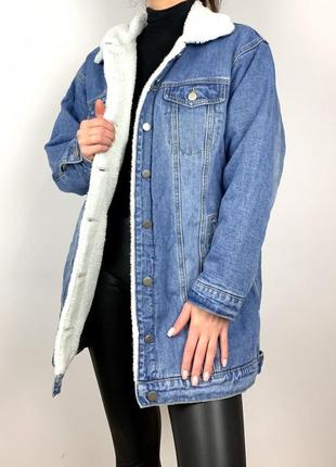 Довга джинсова куртка з білим хутром2 фото