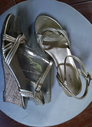 Елегантні золоті босоніжки сандалі в трендовий золотистий металлік танкетка платформа