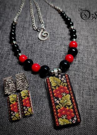 Комплект украшений с миниатюрной вышивкой "красная калина"