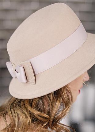 Фетровий червоний капелюх з полями прикрашена стрічкою і бантиком
