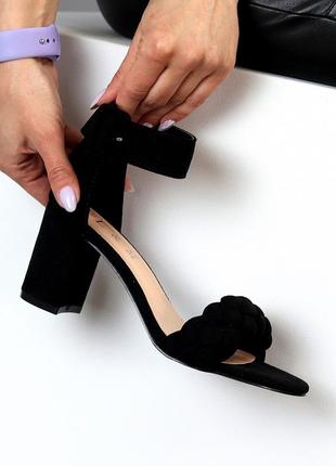 Босоножки сандали на високом широком каблуке черные с косичками плетеные