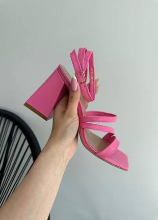 Стильні шкіряні босоніжки