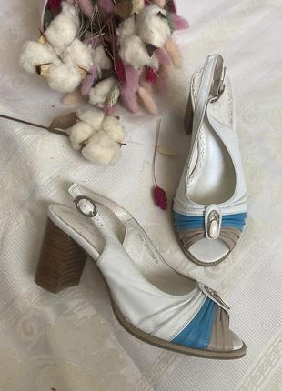 Кожаные босоножки