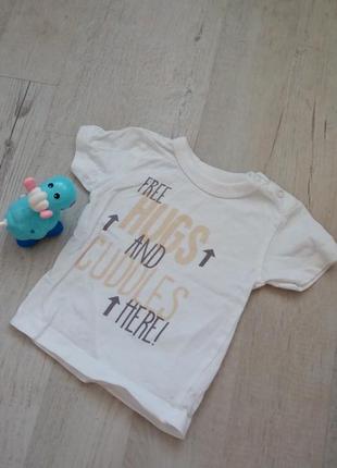 Футболка  на мальчика 3-6 мес на 8 кг , белая с принтом